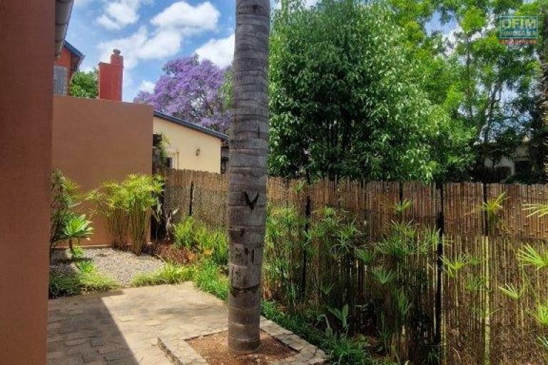 Un appartement T4 meubl&eacute; au RDC &agrave; Ambatobe ( CONTACT LALAINA )