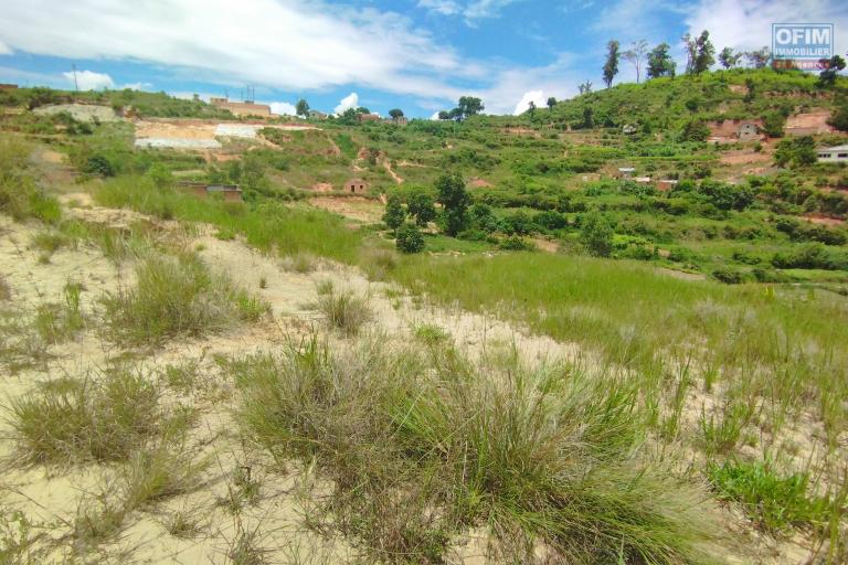 A vendre, terrain 1700 m2, bord de route sur Ilafy ( contact Felana)