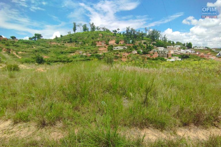 A vendre, terrain 1700 m2, bord de route sur Ilafy ( contact Felana 0341654755)