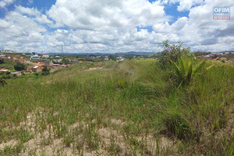 A vendre, terrain 1700 m2, bord de route sur Ilafy ( contact Felana 0341654755)