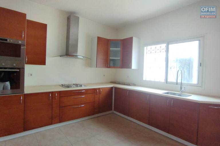 A vendre, une belle villa F6 dans un quartier résidentiel à Ambodiafontsy Ampitatafika- Antananarivo (contact)