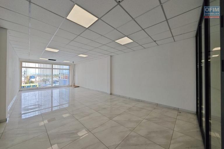 Un local de 200,96m2 &agrave; Alarobia ( CONTACT LALAINA )