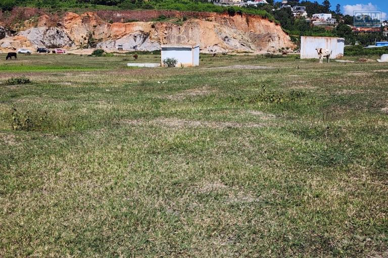 TERRAIN PLAT AVEC CLOTURE DE 1 000 m2 À VENDRE - AMBOHIDRATRIMO. Contact rapide Mr Jacky +261 34 02 443 04