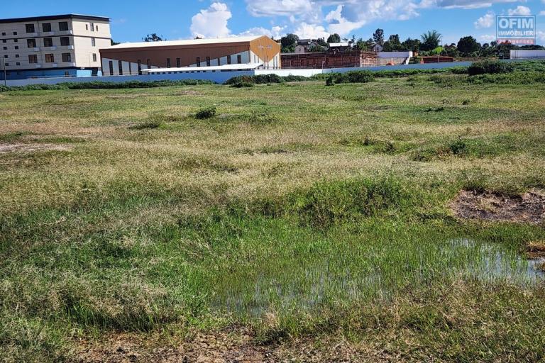 TERRAIN PLAT AVEC CLOTURE DE 1 000 m2 À VENDRE - AMBOHIDRATRIMO. Contact rapide Mr Jacky +261 34 02 443 04