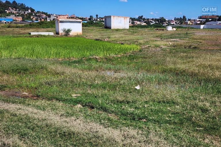 TERRAIN PLAT AVEC CLOTURE DE 1 000 m2 À VENDRE - AMBOHIDRATRIMO. Contact rapide Mr Jacky +261 34 02 443 04