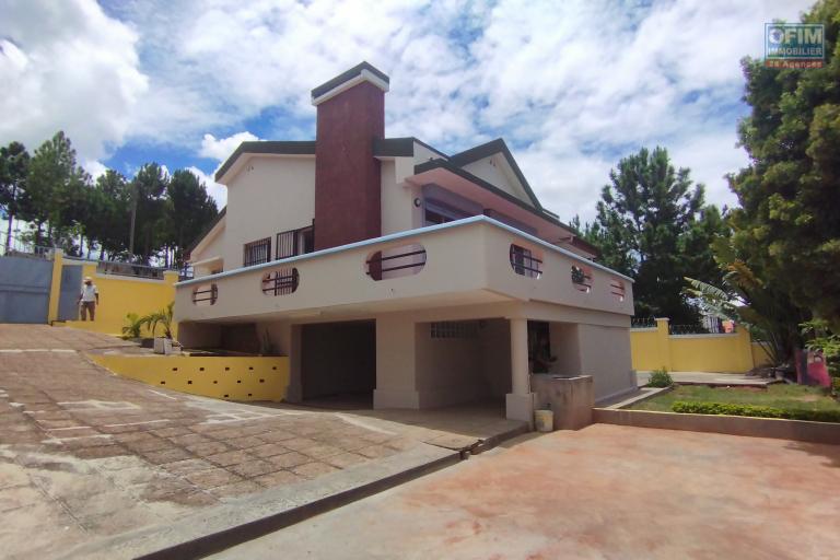 A vendre, villa F4 sur 600 m2 de terrain à Faravohitra Avaratra