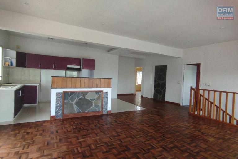 A vendre, villa F4 sur 600 m2 de terrain à Faravohitra Avaratra