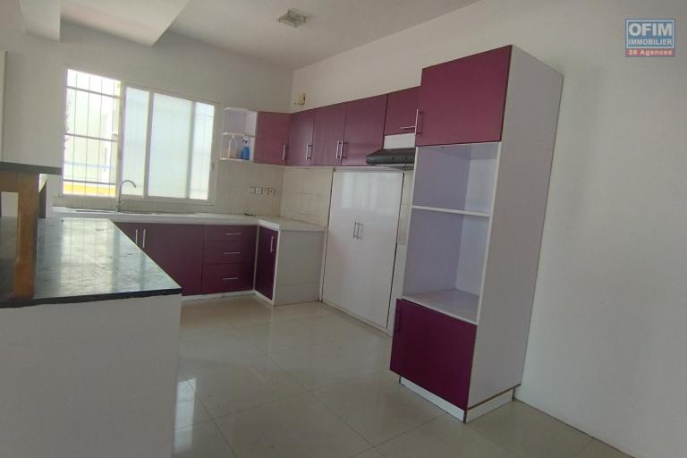 A vendre, villa F4 sur 600 m2 de terrain à Faravohitra Avaratra