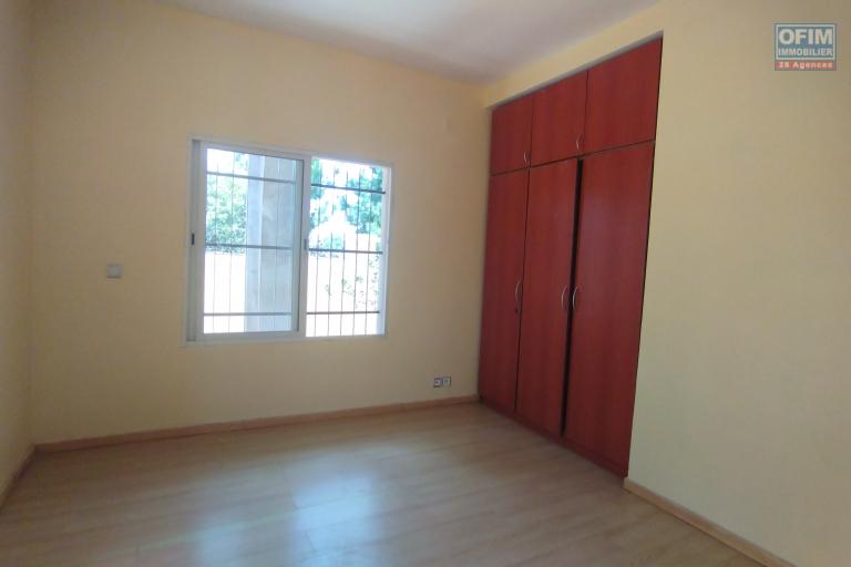 A vendre, villa F4 sur 600 m2 de terrain à Faravohitra Avaratra - contact Felana 0341654755