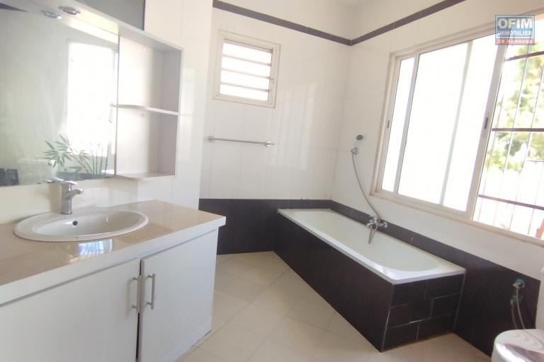 A vendre, villa F4 sur 600 m2 de terrain à Faravohitra Avaratra