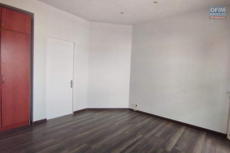 A vendre, villa F4 sur 600 m2 de terrain à Faravohitra Avaratra