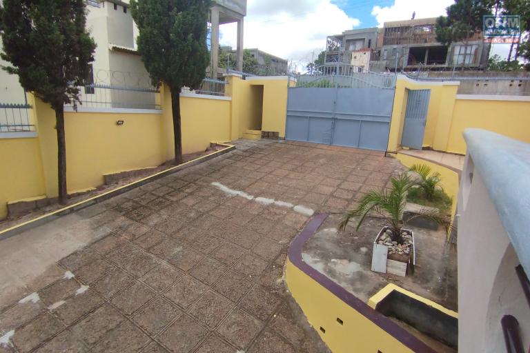 A vendre, villa F4 sur 600 m2 de terrain à Faravohitra Avaratra