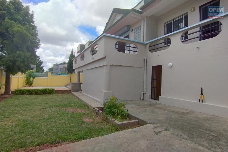 A vendre, villa F4 sur 600 m2 de terrain à Faravohitra Avaratra