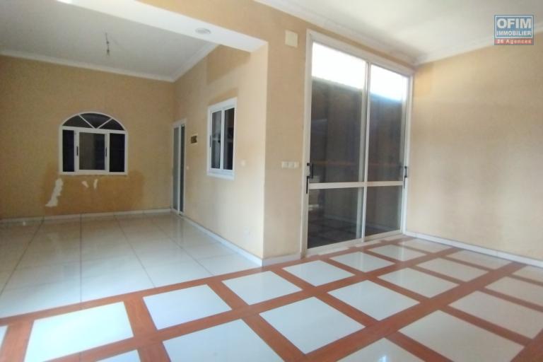 A vendre, maison &agrave; &eacute;tage F4 sur 380 m2 de terrain &agrave; Ambohidratrimo (contact Felana 0341654755)