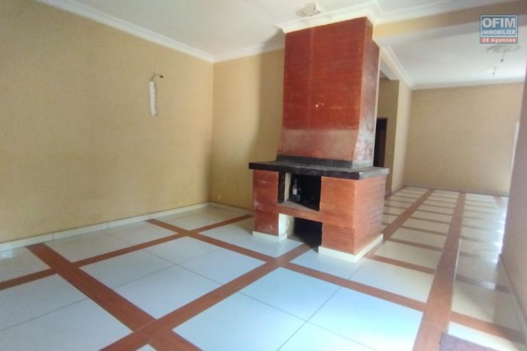 A vendre, maison &agrave; &eacute;tage F4 sur 380 m2 de terrain &agrave; Ambohidratrimo (contact Felana)