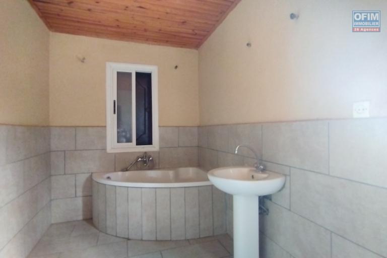 A vendre, maison &agrave; &eacute;tage F4 sur 380 m2 de terrain &agrave; Ambohidratromo (contact Felana 0341654755)