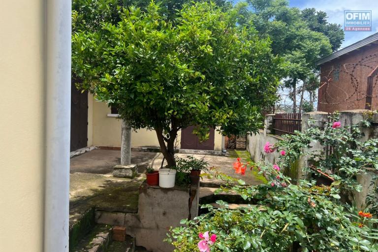 A vendre, maison &agrave; &eacute;tage F4 sur 380 m2 de terrain &agrave; Ambohidratrimo (contact Felana 0341654755)