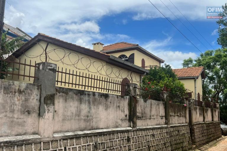 A vendre, maison &agrave; &eacute;tage F4 sur 380 m2 de terrain &agrave; Ambohidratromo (contact Felana 0341654755)