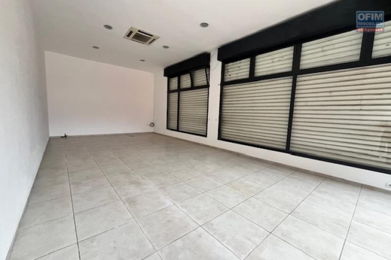 Un local commercial de 58m2 &agrave; Alarobia ( CONTACT LALAINA 034 08 583 76 )