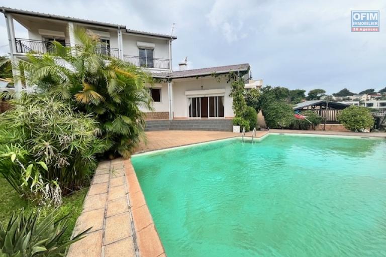 Une villa F5 avec piscine &agrave; Ambohibao ( CONTACT LALAINA 034 08 583 76 )