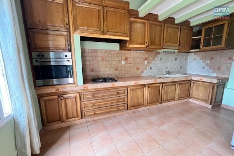 Une villa F5 avec piscine &agrave; Ambohibao ( CONTACT LALAINA )