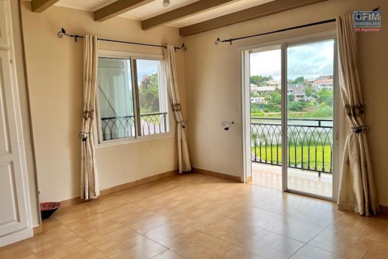 Une villa F5 avec piscine &agrave; Ambohibao ( CONTACT LALAINA )