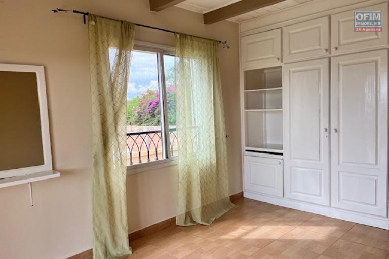Une villa F5 avec piscine &agrave; Ambohibao ( CONTACT LALAINA )