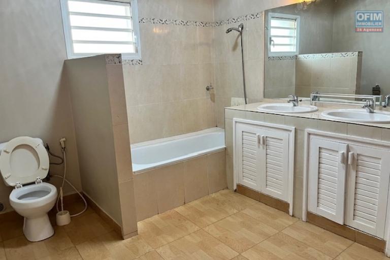 Une villa F5 avec piscine &agrave; Ambohibao ( CONTACT LALAINA )