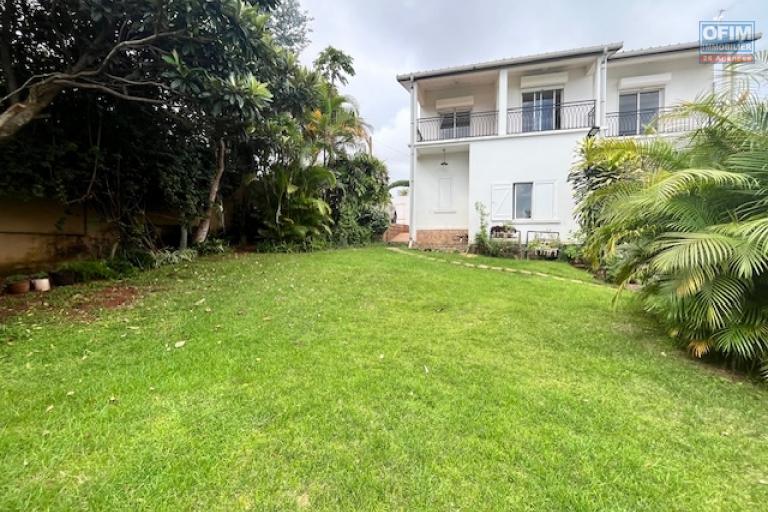 Une villa F5 avec piscine &agrave; Ambohibao ( CONTACT LALAINA )