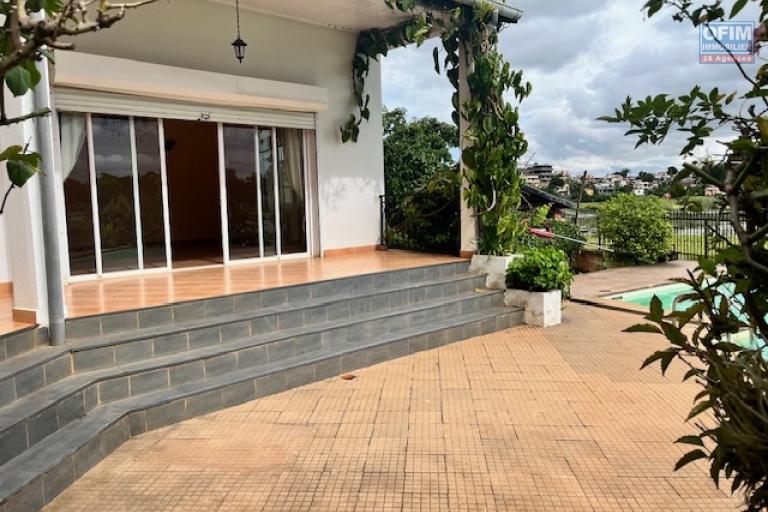 Une villa F5 avec piscine &agrave; Ambohibao ( CONTACT LALAINA )