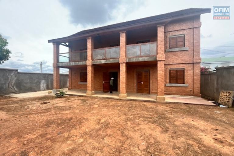 Vente d'une maison F4 &agrave; Anosy Avaratra ( CONATCT LALAINA 034 08 583 76 )