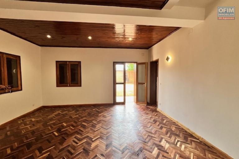 Vente d'une maison F4 &agrave; Anosy Avaratra ( CONATCT LALAINA 034 08 583 76 )