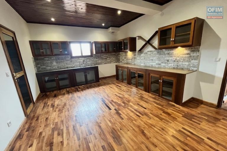 Vente d'une maison F4 &agrave; Anosy Avaratra ( CONATCT LALAINA 034 08 583 76 )