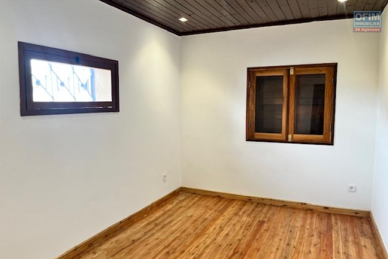 Vente d'une maison F4 &agrave; Anosy Avaratra ( CONATCT LALAINA 034 08 583 76 )