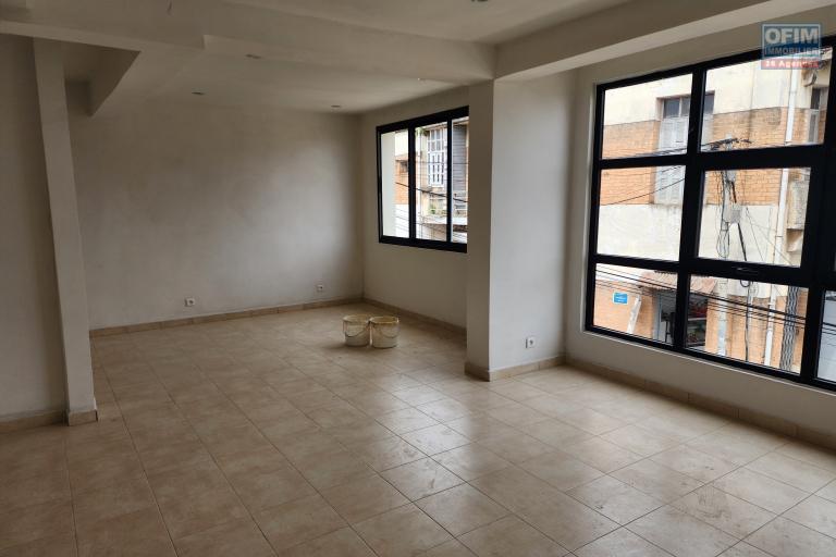 A LOUER - Local professionnel avec rooftop Antaninandro