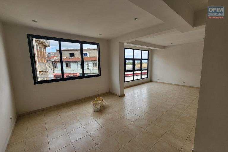 A LOUER - Local professionnel avec rooftop Antaninandro