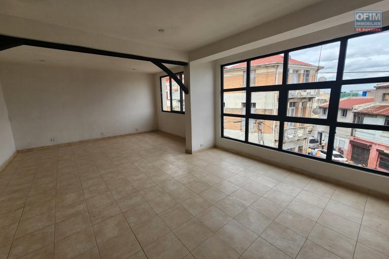 A LOUER - Local professionnel avec rooftop Antaninandro