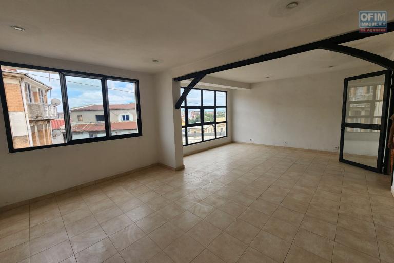 A LOUER - Local professionnel avec rooftop Antaninandro