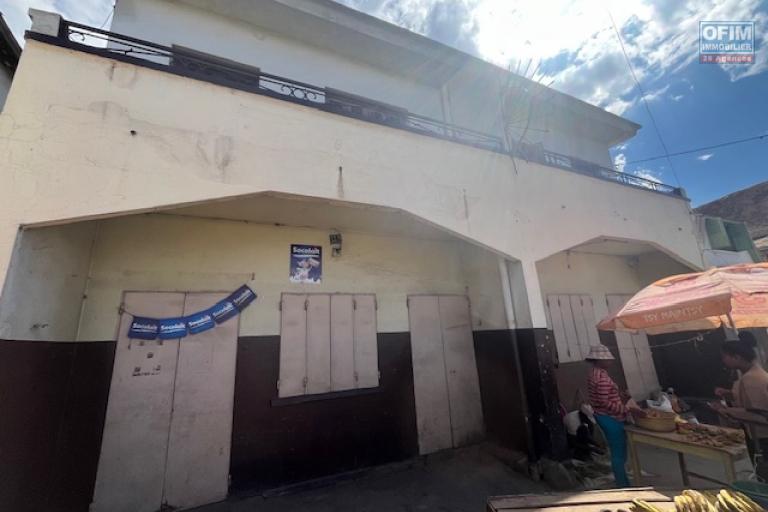 Vente d'une maison en bord de route à Ambohimanarina