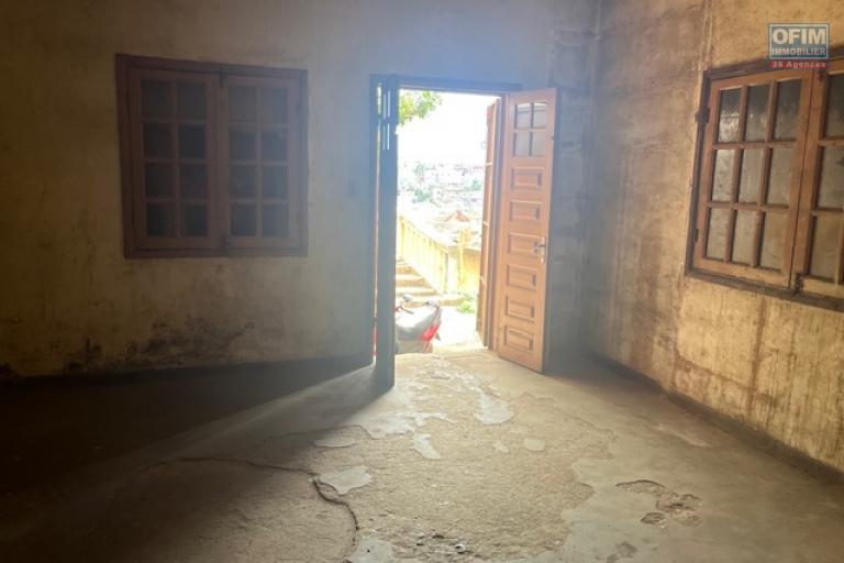 Vente d'une maison en bord de route à Ambohimanarina