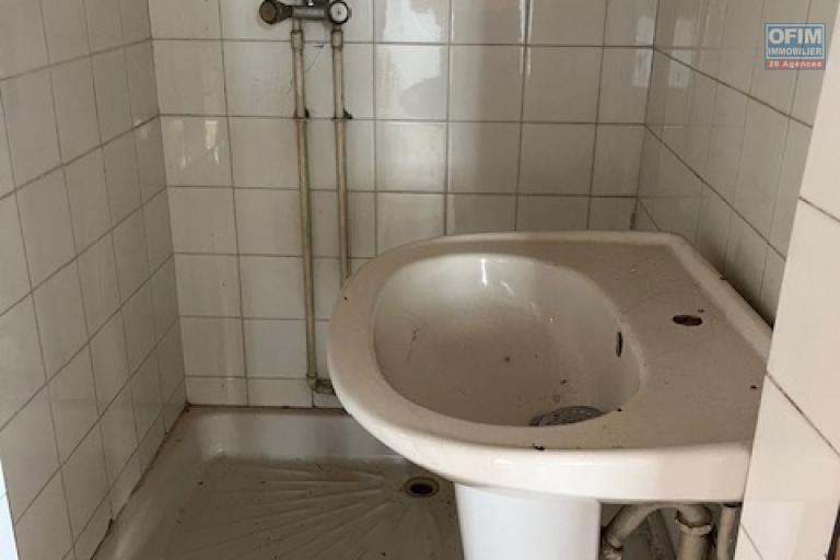 Vente d'une maison en bord de route à Ambohimanarina