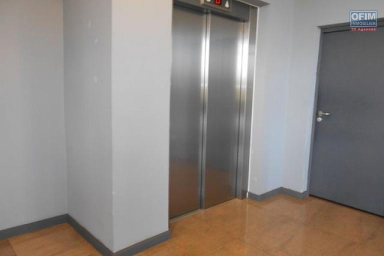 Des locaux de 300m2 et 600m2 &agrave; Ankorondrano ( CONTACT LALAINA 034 08 583 76 )