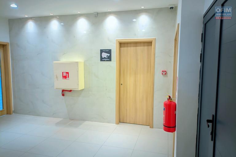 LOCAL PROFESSIONNEL DE STANDING A LOUER - EMPLACEMENT STRATEGIQUE - ANKORONDRANO