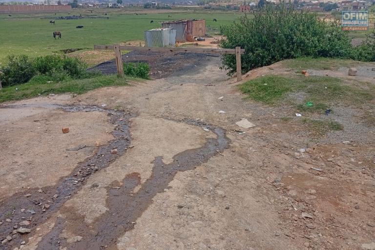 &Agrave; VENDRE - Beau terrain constructible en bord de route. Zone strat&eacute;gique By-Pass