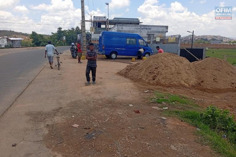 &Agrave; VENDRE - Beau terrain constructible en bord de route. Zone strat&eacute;gique By-Pass