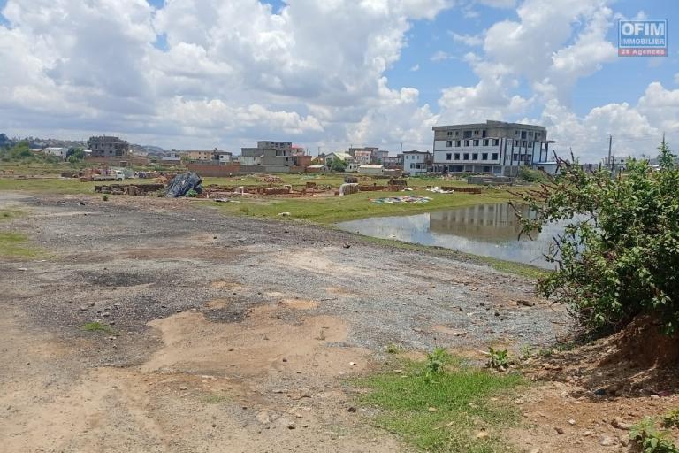 &Agrave; VENDRE - Beau terrain constructible en bord de route. Zone strat&eacute;gique By-Pass