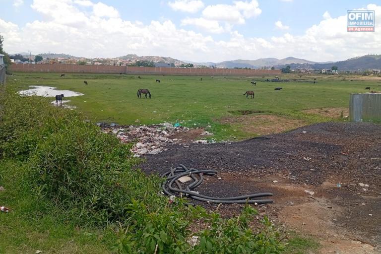 &Agrave; VENDRE - Beau terrain constructible en bord de route. Zone strat&eacute;gique By-Pass