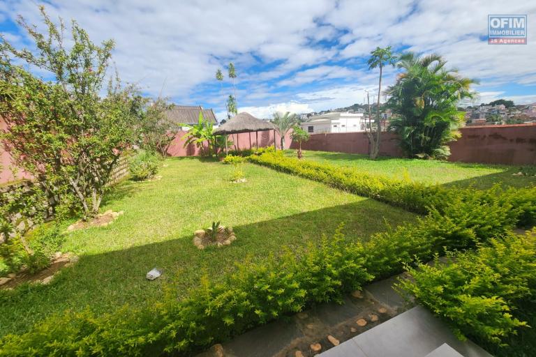 VILLA BASSE F5 DE STANDING &Agrave; LOUER - AMBOHIBAO.