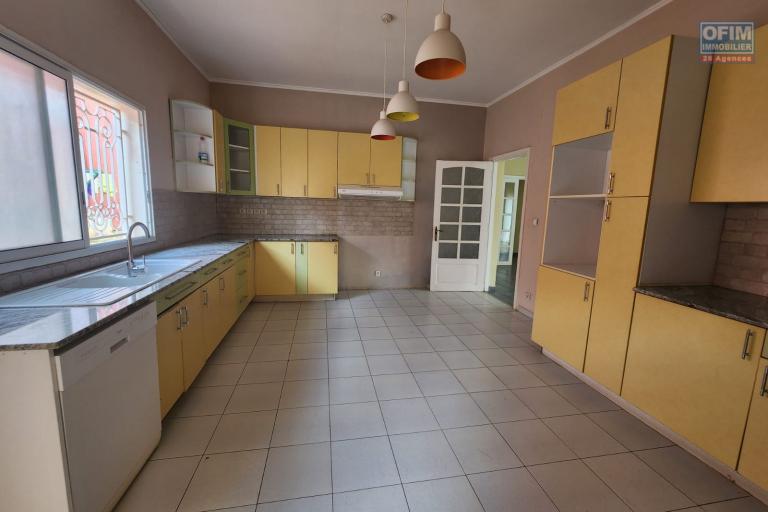 VILLA BASSE F5 DE STANDING &Agrave; LOUER - AMBOHIBAO.