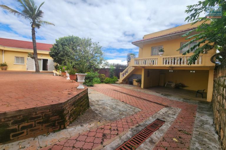 VILLA BASSE F5 DE STANDING &Agrave; LOUER - AMBOHIBAO.